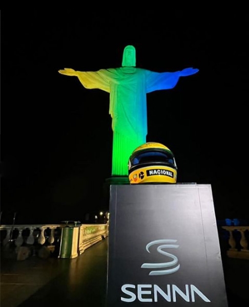 Os 28 anos da morte de Ayrton Senna foram lembrados com as cores da bandeira do Brasil. E um capacete decorou o Santuário,.