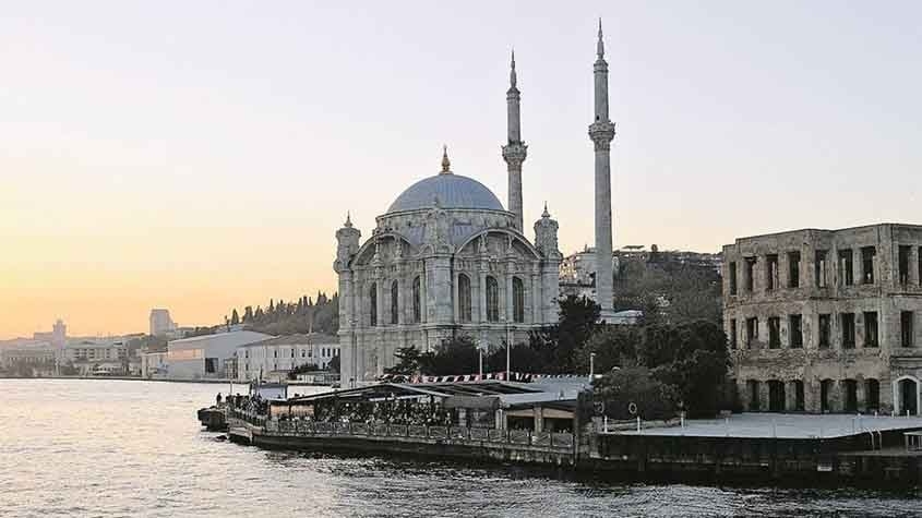 Istambul carrega  uma aura única, sendo uma verdadeira ponte entre a Europa e a Ásia. Uma metrópole que respira história e cultura. Vamos conhecer um pouco mais sobre esta cidade especial que liga dois continentes. E que muitos pensam que é capital da Turquia (a capital é Ancara). Reprodução: Flipar