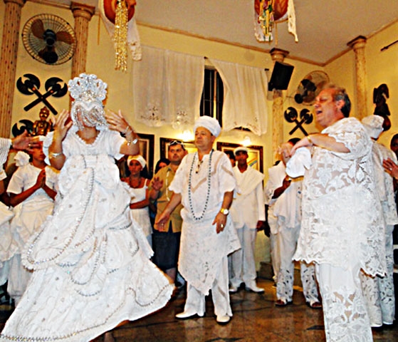 Os cultos, geralmente, são realizados em terreiros, onde, de acordo com a crença, médiuns incorporam espíritos de caboclos, pombagiras, crianças e orixás para abençoar e aconselhar os fiéis. Reprodução: Flipar