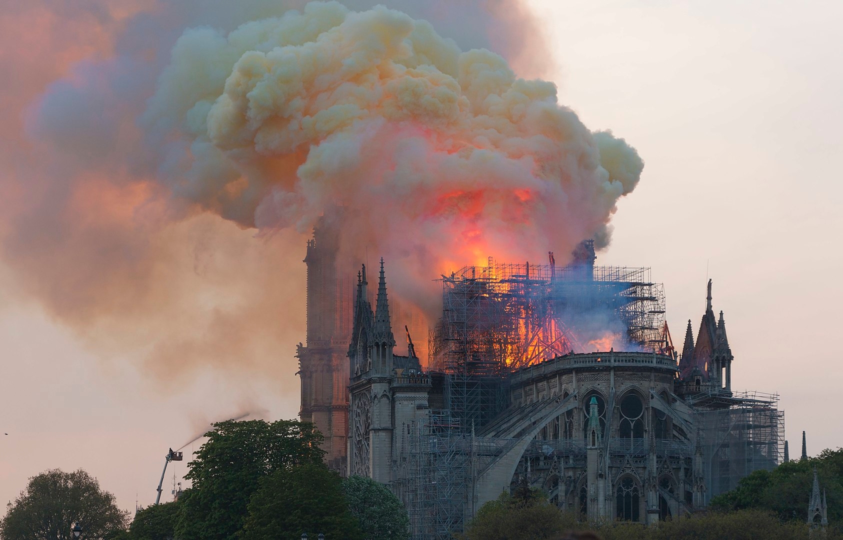 Em 15 de abril de 2019, um incêndio destruiu parte da catedral, provocando o colapso de sua armação, da agulha e do relógio. A abóbada sofreu muitos danos. Uma obra de reconstrução e restauração tem sido feita e a previsão é de que Notre Dame esteja pronta em dezembro de 2024.  Reprodução: Flipar