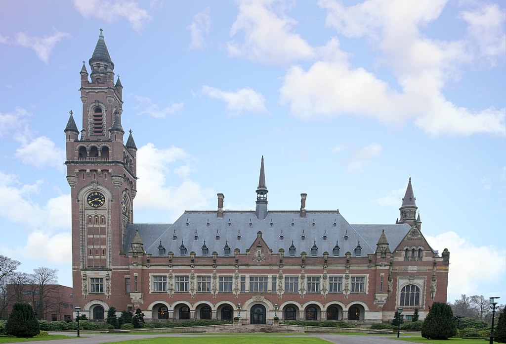 O Tribunal Internacional  julga crimes contra a humanidade e fica na cidade de Haia, na Holanda. 