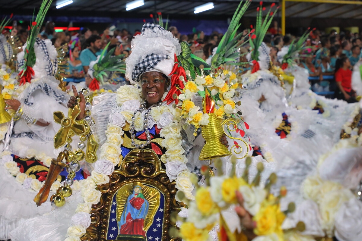 O quesito Fantasia julga a adequação das vestimentas dos componentes ao tema proposto em cada ala. O jurado analisa, também, a uniformidade dos detalhes entre os componentes e, assim como as alegorias, se estão de acordo com o enredo, de forma coerente. Reprodução: Flipar