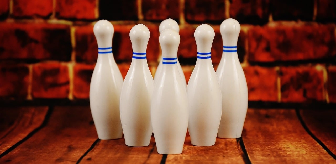 Com o objetivo de acertar a bola em 10 pinos dispostos em formação triangular, o boliche é um esporte versátil e traz interação e divertimento. Afinal, pessoas de diferentes idades, gêneros ou capacidades físicas podem se aventurar nas pistas e obter sucesso.  Reprodução: Flipar