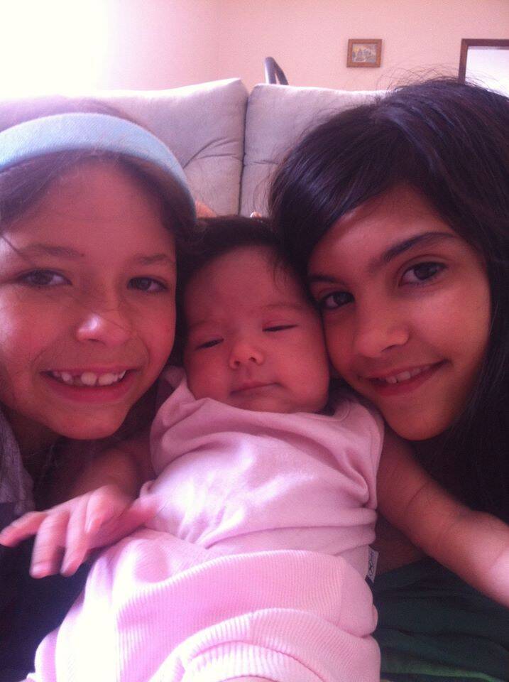 Sanduíche de fofura! Bebê Ana Clara, de 10 meses, com Lavínia e Valentina, de 12 anos. Foto: Acervo pessoal