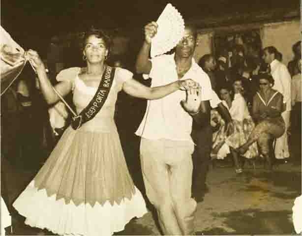 O leque é um acessório usado no carnaval e também era utilizado pelos mestre-salas que cortejam as porta-bandeiras e defendem e apresentam o pavilhão de cada escola de samba.  Reprodução: Flipar