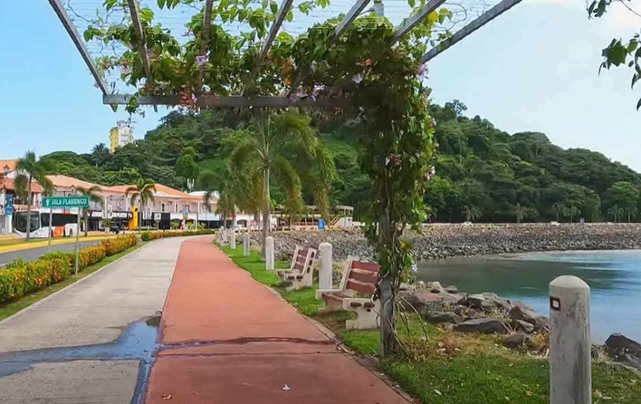 É um ótimo lugar para passear, andar de bicicleta e aproveitar a brisa do mar. Também abriga diversos restaurantes, lojas e o Biomuseu. Reprodução: Flipar