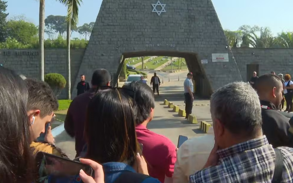 Público em frente ao cemitério onde foi sepultado Silvio Santos Reprodução: TV Globo