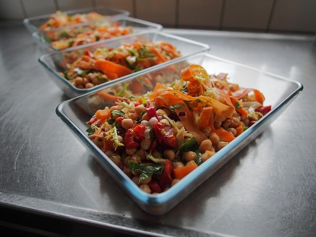 A salada de grão-de-bico é uma opção leve e nutritiva, combinando o grão-de-bico com vegetais frescos, azeite e limão. Fácil e simples de fazer!
 Reprodução: Flipar