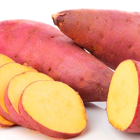 Apesar de ser rica em carboidratos, a batata-doce possui um baixo índice glicêmico, o que significa que sua absorção de açúcar no sangue é mais lenta. Isso ajuda a evitar picos de glicose, tornando-a uma alternativa mais segura em comparação à batata inglesa para pessoas com diabetes. Reprodução: Flipar