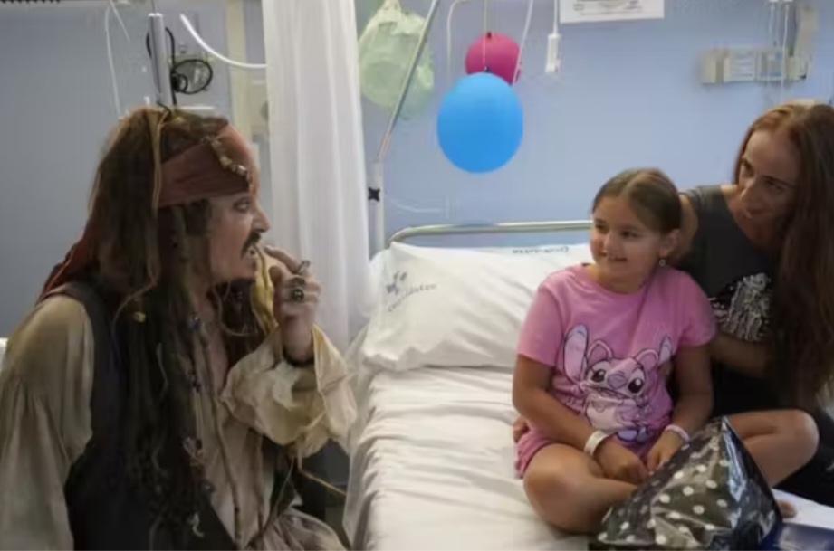 Pais e mães dos pacientes que estavam no local aproveitaram para também interagir com o ator, que tem fãs pelo mundo inteiro.  Reprodução: Flipar