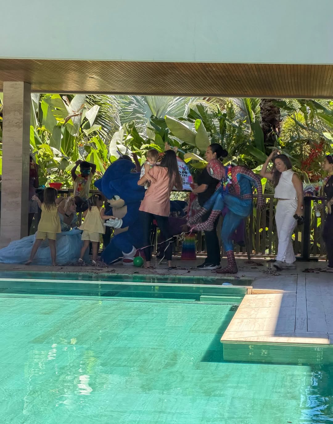 Virginia se diverte com os filhos em bloquinho surpresa enviado por Vini Jr.. Foto: Reprodução/Instagram