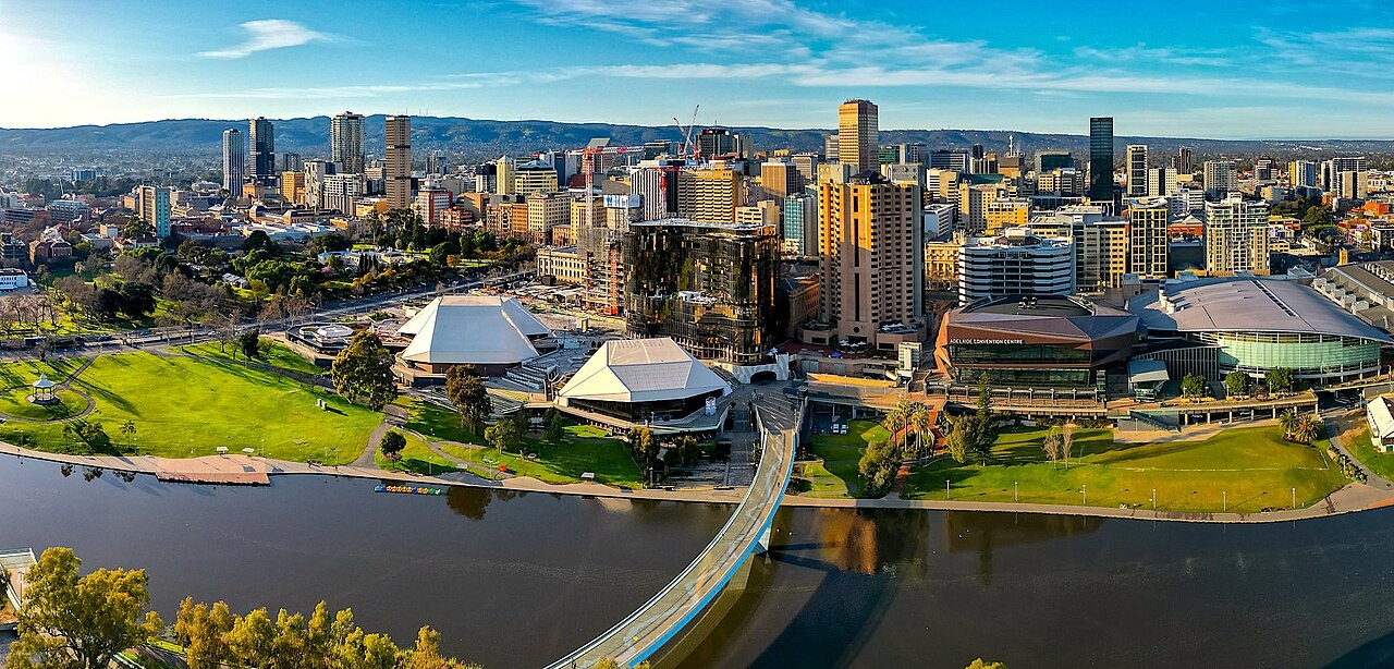 Capital do estado da Austrália do Sul, Adelaide é conhecida por seus festivais vibrantes, vinícolas renomadas e um planejamento urbano organizado. A cidade oferece uma mistura de atrações culturais, como museus e galerias, com belezas naturais, incluindo praias, parques e as colinas de Adelaide Hills. É também um importante polo gastronômico e artístico na Austrália.

 Reprodução: Flipar