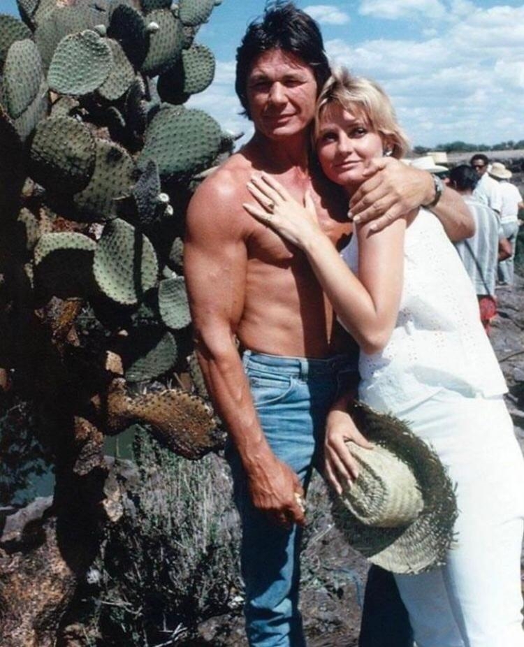 Bronson foi casado três vezes ao longo da vida e teve três filhos, dois com a primeira esposa, Harriet Tendler, e um com a segunda, a atriz Jill Ireland (foto). A terceira e última esposa do ator foi Kim Weeks, com quem viveu de 1998 até sua morte. Reprodução: Flipar