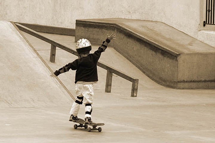 No fim da década, a prática do skate chegou a ser proibida pela prefeitura de São Paulo, durante a gestão de Jânio Quadros. O decreto previa até mesmo detenção para quem circulasse com o equipamento pela cidade. 
 Reprodução: Flipar