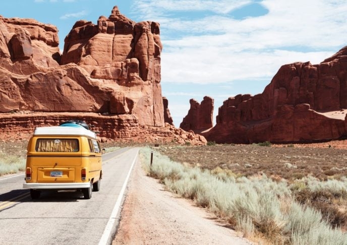 Nos anos 1960 e 1970, a Kombi se tornou um ícone cultural, associada a movimentos como o hippie, à cultura surfista e à vida na estrada. Reprodução: Flipar