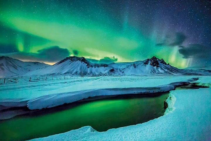 Outra atração do país é poder ver a Aurora Boreal, principalmente entre outubro e março. Este é um fenômeno natural caracterizado pela formação de luzes coloridas no céu. Reprodução: Flipar