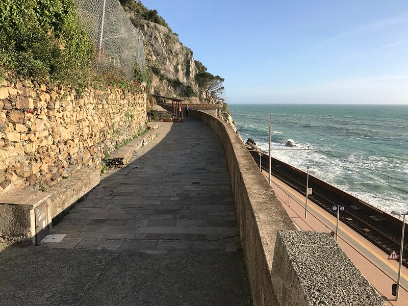 A “Via dell’ Amore” conecta a comunidade de Riomaggiore ao distrito de Manarola. Aliás, é apontada como uma das trilhas mais belas da Cinque Terre. 