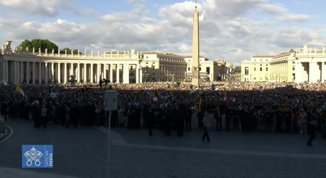 Praça de S. Pedro lotada de fiéis à espera do novo pontífice. Foto: Reprodução/Vatican Media