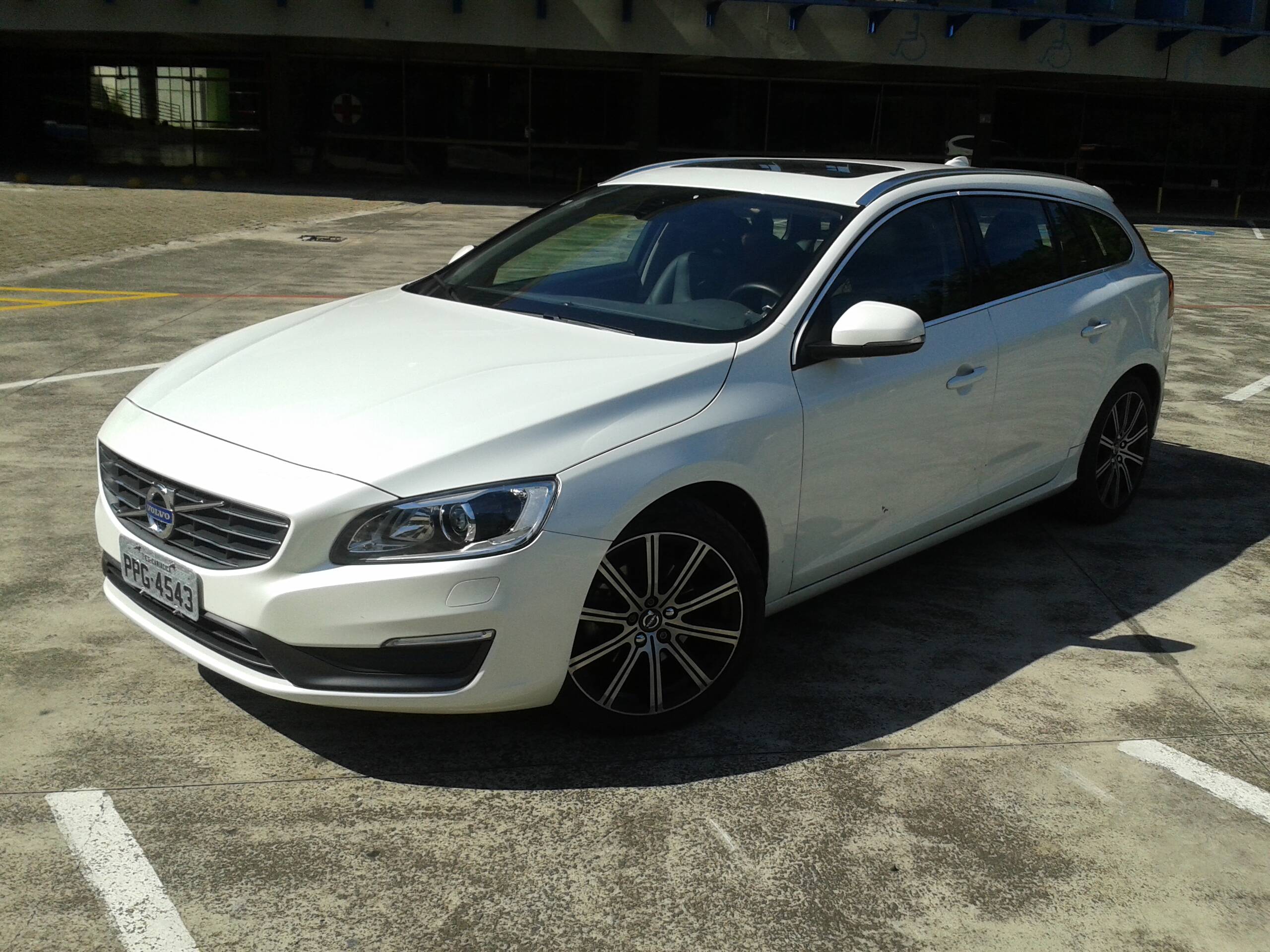 Volvo V60 Momentum T5. Foto: Carlos Guimarães e Divulgação