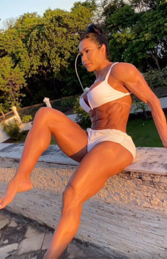 Na quarentena, Gracyanne Barbosa não deixou de malhar, por mais que já tenha admitido que está comendo bem mais. Foto: Reprodução/Instagram