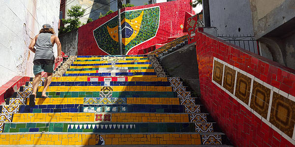 A Escadaria Selarón mistura cores e azulejos no bairro da Santa Teresa. Foto: Reprodução/Viaje na Viagem
