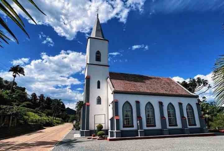 Também são comuns as práticas da igreja luterana, no antigo cemitério dos imigrantes, e até mesmo uma escola municipal que ensina em dois idiomas, português e alemão. Reprodução: Flipar