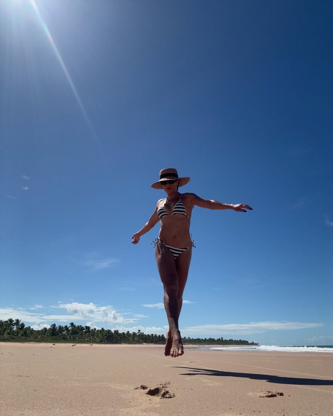 Reprodução Instagram - 25.4.2025 Juliana Paes renova bronzeado Reprodução Instagram - 25.4.2025