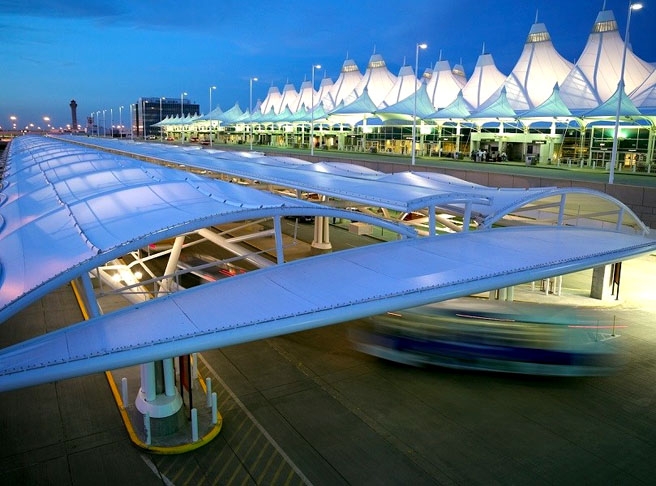 3° Aeroporto Internacional de Denver – EUA - Inaugurado em 1995. Com 130 km², tem a maior pista de aeroporto do país. Denver é a capital do estado do Colorado. Faz rotas para mais de 130 destinos ao redor do mundo Reprodução: Flipar