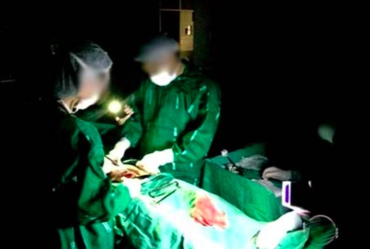 Luz de celular: Em 2019, os médicos precisaram usar as luzes dos celulares para conseguir realizar os procedimentos em uma maternidade no Piauí porque o gerador não funcionou. Reprodução: Flipar