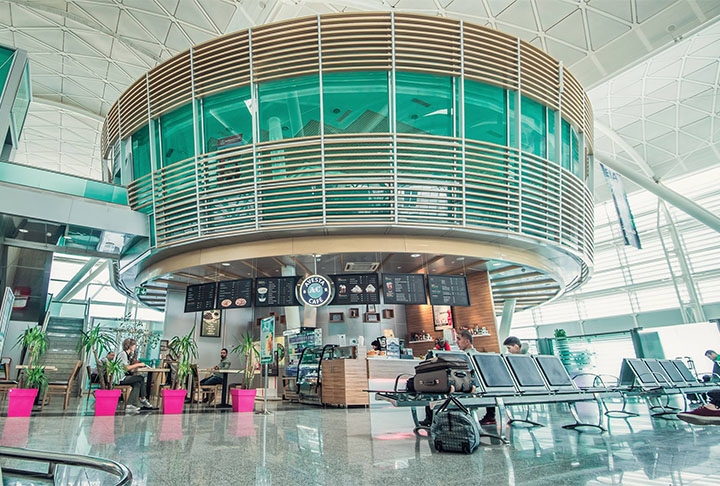 O tráfego é variado, já que recebe tanto voos militares como civis. No entanto, a circulação é fraca, pois a sua média anual é de somente dois milhões de passageiros.  Reprodução: Flipar