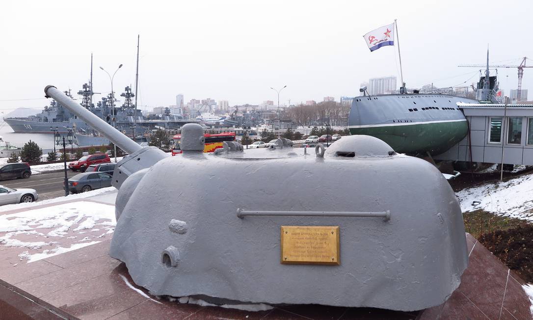 Monumentos e artefatos militares fazem parte do roteiro de quem visita Vladivostok. Foto: Juarez Becoza / Juarez Becoza