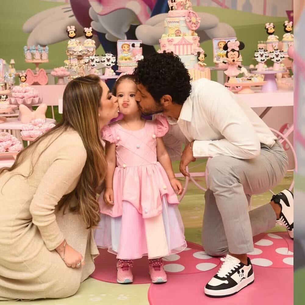 Camila Campos e Léo com a filha, Bella Reprodução Instagram - 7.12.2024