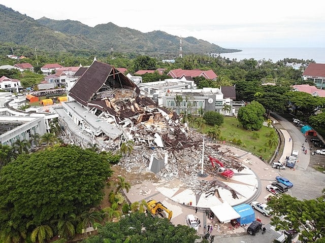Em 17/1/2021, mais de 70 pessoas morreram, 740 ficaram feridas e quase 28 mil tiveram que sair de casa, após destruição causada por terremoto na província de Sulawesi.  Reprodução: Flipar