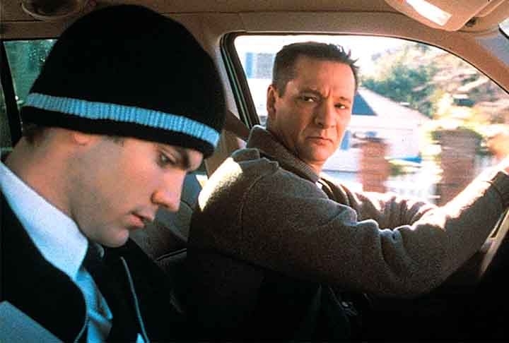 Beleza Americana (1999): drama dirigido por Sam Mendes. Após um despertar pessoal, um homem decide mudar drasticamente sua vida e buscar a felicidade, desafiando normas sociais e familiares. O filme é uma crítica ácida da vida suburbana americana, abordando temas como identidade, conformismo e o desejo de liberdade. Com performances intensas e um roteiro afiado, oferece uma visão provocadora e reflexiva sobre a busca pela realização pessoal. Reprodução: Flipar