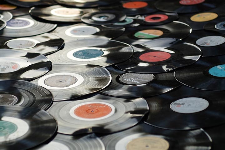 De acordo com a Associação Americana da Indústria de Gravação (RIAA na sigla em inglês), foram vendidos mais de 43 milhões de discos de vinil em 2023, com faturamento de 1,4 bilhão de dólares (R$ 7,2 bilhões na cotação atual).
 Reprodução: Flipar