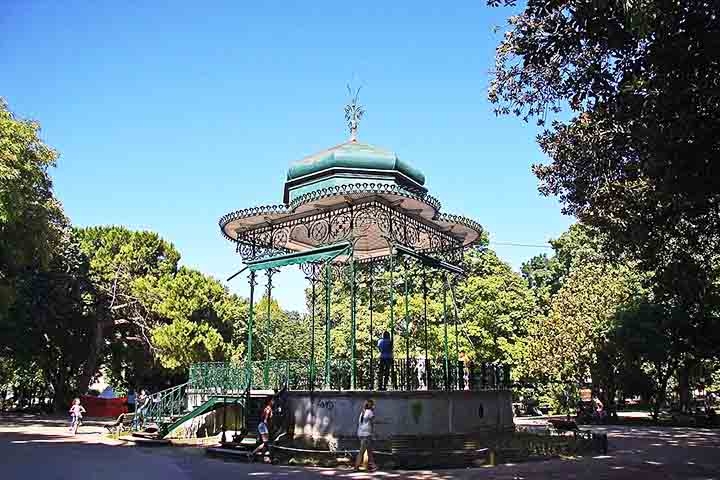 Lisboa, Portugal – O coreto do Jardim da Estrela, um dos mais famosos da cidade, é palco de apresentações musicais e eventos culturais. Reprodução: Flipar