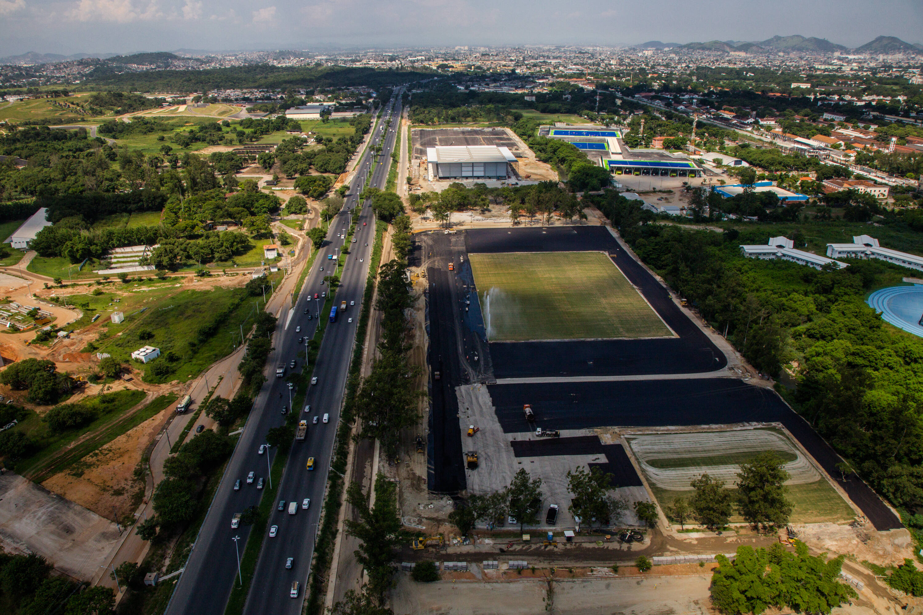 magem aérea mostra o campo olímpico de rúgbi, em primeiro plano, além da Arena da Juventude, ao fundo, e do Centro Olímpico de Hóquei sobre Grama, à direita. Foto: André Motta/Brasil2016.gov.br