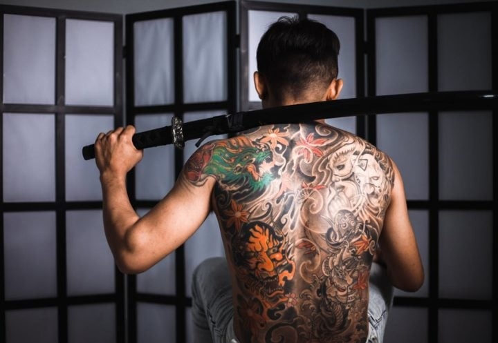 Na Ásia, particularmente no Japão, a tatuagem tem uma longa tradição, inicialmente associada a punições criminais, mas depois transformada em uma forma de arte sofisticada e simbólica. Reprodução: Flipar