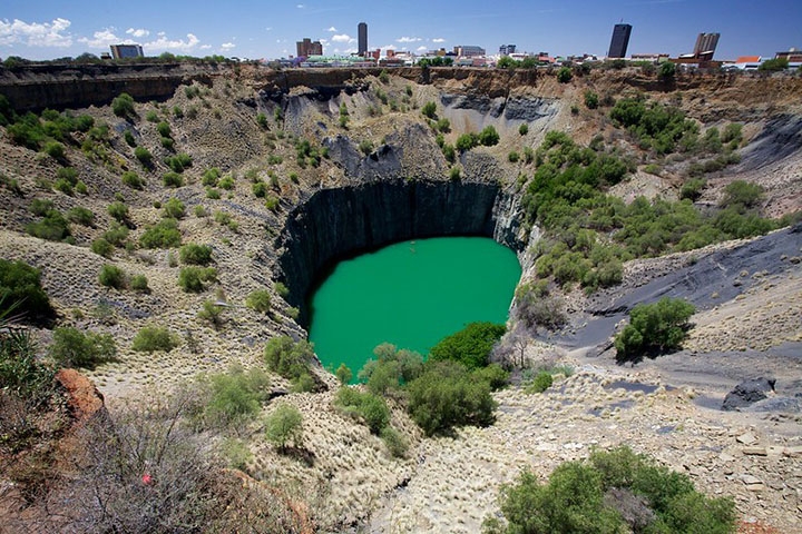 África do Sul - 9,7 milhões de quilates . Os primeiros diamantes foram achados em 1869 numa rocha azul que recebeu o nome de quimberlito. Um dos maiores depósitos é na província de Gauteng.  Reprodução: Flipar