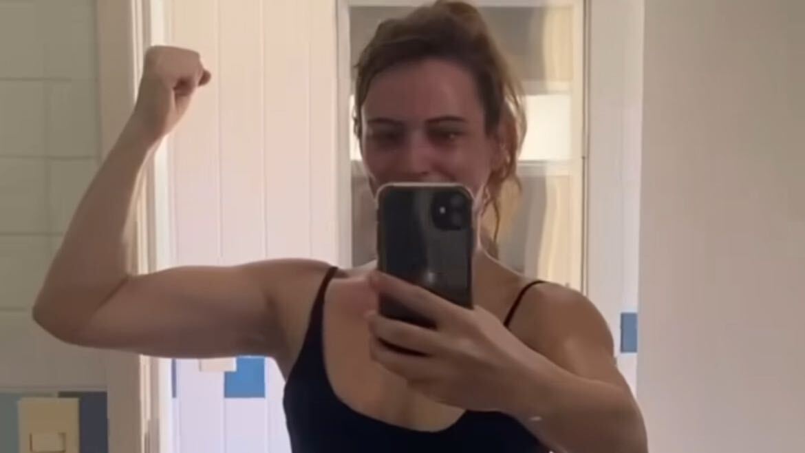 Bianca Bin exibe músculos do braço Reprodução Instagram - 16.1.2024