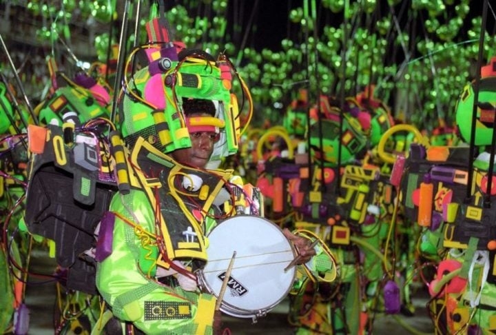 Além de serem importantes para dar ritmo, as baterias de escola de samba influenciam nos outros quesitos técnicos do desfile de diversas maneiras.  Reprodução: Flipar