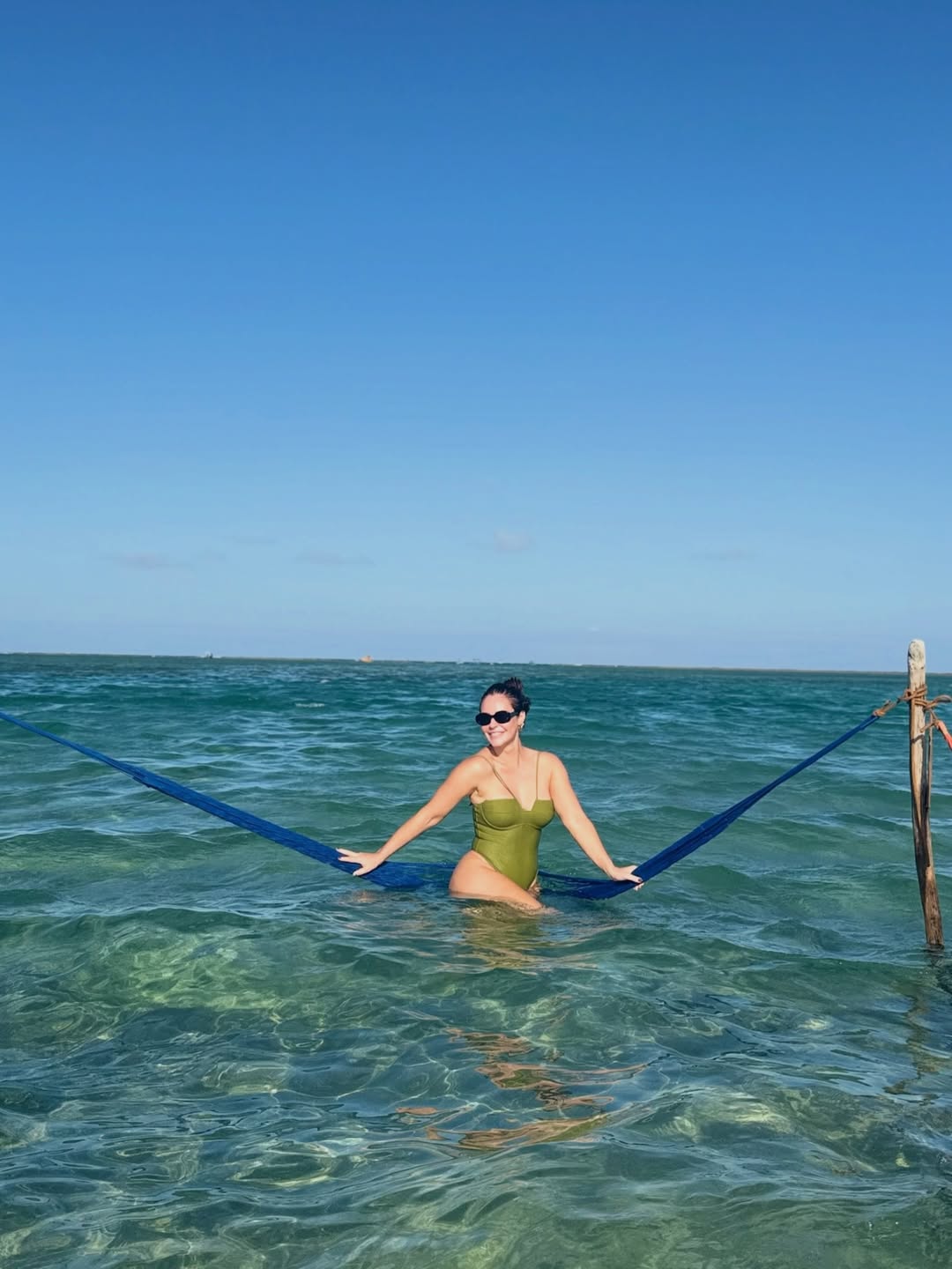 Paolla Oliveira se refresca. Foto: Reprodução/ Instagram @paollaoliveirareal
