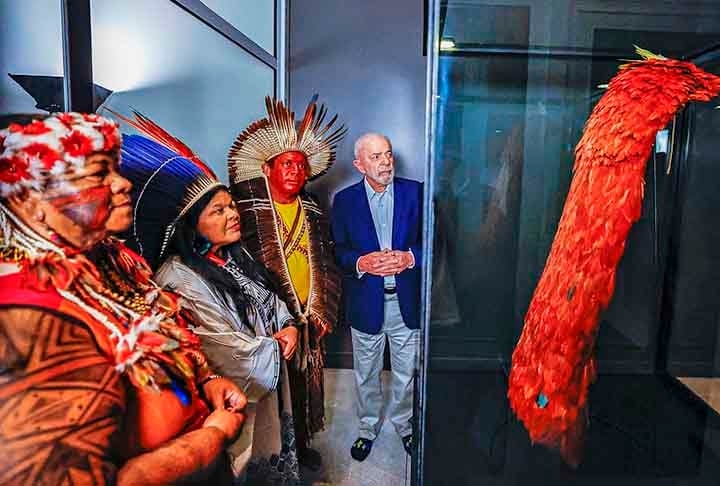 Depois de mais de 300 anos no exílio, o artefato retornou à sua origem. Após o anúncio de devolução feito pela Dinamarca, em julho, o manto foi oficialmente apresentado em cerimônia no Rio de Janeiro, com a presença do presidente Luiz Inácio Lula da Silva. Reprodução: Flipar