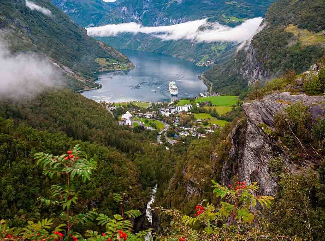 Fiorde Geiranger - Noruega - Um dos locais mais visitados do país. Fica em Sunnmøre, na região de Møre og Romsdal. Tem 15 km de extensão e  profundidade máxima de 258 m, sendo um braço do Fiorde Grande (Storfjorden). Tem povoados à margem  e algumas quintas abandonadas que foram restauradas para visitação. Reprodução: Flipar