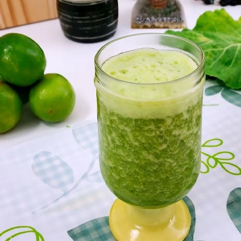 Falando em limão, ele proporciona um suco delicioso com couve. Esta bebida também tem propriedades detox.  Reprodução: Flipar