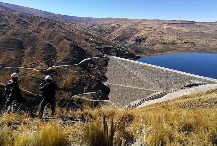 No Projeto Multiuso Misicuni, a barragem desvia água do Rio Misicuni para o Vale de Cochabamba para diversos fins, incluindo o fornecimento de água para irrigação e uso municipal. Além disso, ela é associada a uma central hidroeléctrica de 80 MW.  Reprodução: Flipar