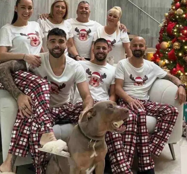 Mas o goleiro espanhol David Raya, titular do clube inglês Arsenal e convocado pela Espanha para enfrentar a Seleção Brasileira no amistoso em  março, possui um cachorro dessa raça em casa. A imprensa descobriu e a polêmica está lançada. Na foto, Raya com a familia- incluindo o cão de estimação.  Reprodução: Flipar