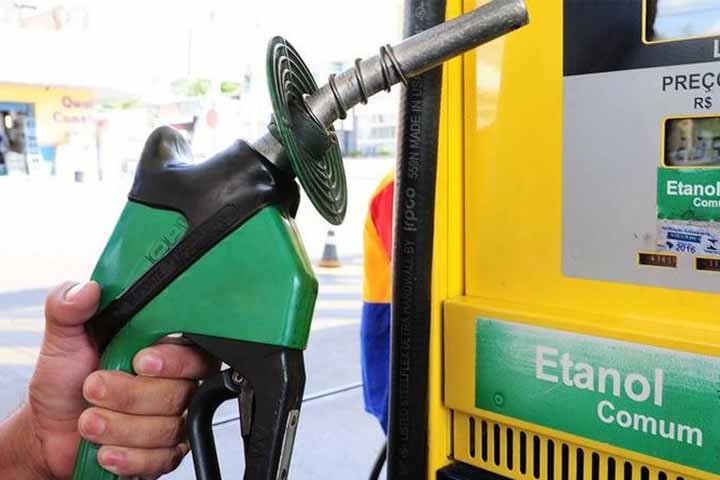 A cana-de-açúcar é matéria-prima para o etanol, álcool também utilizado na indústria alimentícia e em outras, como a química. No entanto, a principal vantagem do etanol é servir de biocombustível para automóveis. Reprodução: Flipar