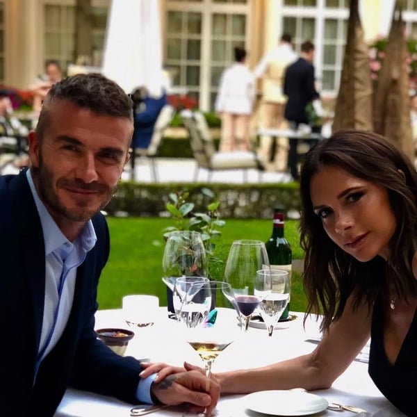 David e Victoria Beckham - O ex-jogador e a cantora compraram uma vinícola em Napa Valley, na Califórnia, com o objetivo de produzir vinhos para ocasiões especiais da família e dos amigos, a princípio sem interesse em comercializar a marca. Reprodução: Flipar