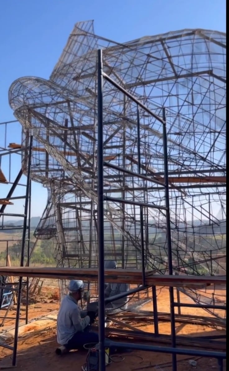 Além da grande estátua, que contará com um mirante no peito, o complexo religioso terá praça para missa campal com capacidade para 12 mil pessoas, praça de alimentação, museu, sala de milagres, igreja, lojas, prédios equipados com banheiros, cozinha, refeitório, capela e auditório. Reprodução: Flipar